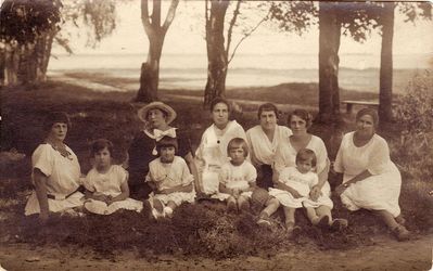 Haapsalu 1922
Schulklepper girls with maids.
First from left - Tatjana (Taube) Schulklepper (?). Girls: Mirjam Schampal (Schulklepper), Stella Schulklepper, 
