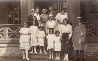 Haapsalu 19.7.1922
Left to right.
Top: Lurje, Lurje, Zenja Schulklepper (Hait), Jossif Schulklepper, Tatjana Schulklepper (Kljatschko) 
Middle: Marta Kljatschko (?)
Bottom: Debora (Dolly) Leurs (Schulklepper), Etti ?, Stella Schulklepper, Regina Kljatschko, Miriam Schampal (Schulklepper), maid Zinaida Karlovna, Markus Schulklepper
Keywords: [L] [S] [K]