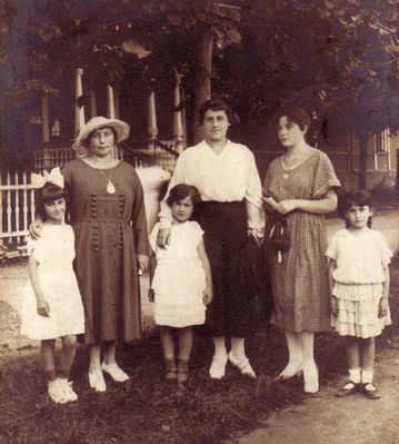 Haapsalu 1922
Left to right: Stella Schulklepper, Zenja Schulklepper (Hait), Miriam Schampal (Schulklepper), maid, maid, Mira Meiler (Pesin) 
