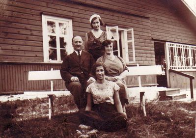 Schulklepper - Võsu, 1932
Dolly (top), Markus, Tatjana, Miriam (bottom) 
