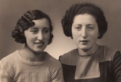 Spungin
Sima Spungin (left) (1914-1989) and Riva Zimbalov (Spungin) (1917-1977)
