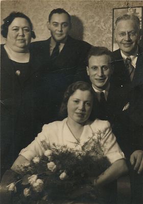 Meyer Levin and Mascha Grinstan wedding.
Left to right: Meri Levi (Vilenski), Mendel Grinstan, Hirsch (Harry) Grinstan, Meyer Levin and Mascha Grinstan
