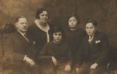 Grinstan family in 1929.
Left to right: Hirsch Leib (Harry) Grinstan, Meri Grinstan (Vigodski), Roha, Mascha and Mendel Grinstan. 
