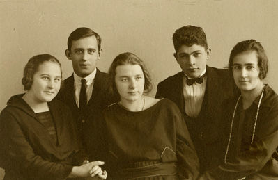 Robert (Rubin) Grünhut (1906-1941  [img]http://muuseum.jewish.ee/md.gif[/img]) - second from right - with friends. Kuressaare.
