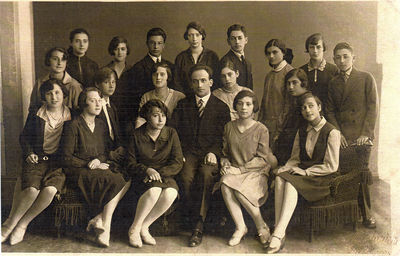 Tallinn Jewish gymnasium class - 1930.
Left to right.
Top row: Mira Rochlin, Stella Schulkleper, Alter Rudnik, Riva Harchat, Isi Weidenbaum, 
Middle row: Sara Buras, Dora Haitov, ?, Sara Schulkleper, Basja Schats, Leo Ginovker
Bottom row: Riva Scher, Anja Rybak, 
