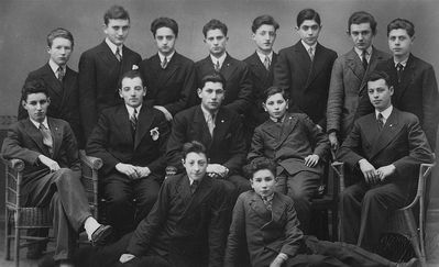 Tartu - 1932 - Tartu school commitee
Left to right:
Sitting: Leva Usvanski, Avraham Levitin, David Bakscht, Jacob Levitin, Ami Smolenski
Bottom: ?, Abram Fainmann
Top: Tuvia Fainmann, Ruven Kamenovski, David Ring, Gilinov, Jossef Usvanski, Leva Kliksberg, Isak Tuch, Tuvia Smolenski

Keywords: [educ]