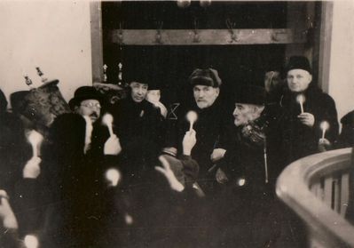 In Kreutzvaldi str. synagogue. Before 1965. Tallinn.
In the middle (at right) Don Schats
