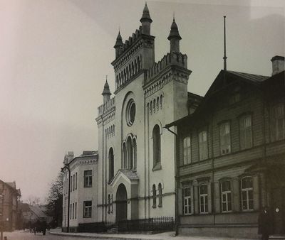 Synagogue as viewed from the Suur Tartumaantee str . (1)
Väike Tartu maantee (or Sakala) str. Jewish school (Cheder) was built later on the left from the synagogue (the white building). Both the synagogue and the school were destroyed by the March 1944 bombardment. The wooden house on right was still standing at the end of 1960's.
