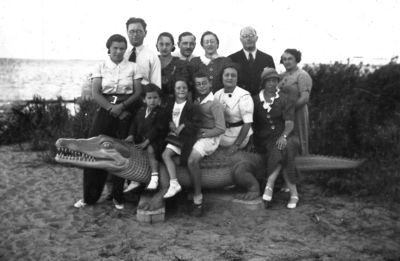 Rubinsteins etc
Left to right. Sitting:  ?; Juza Gelb (Rubinstein); Boris Rubinstein; Abram Sack; ?
Standing: Manja Sack (Vseviov); Haim Sack; Schifra Rubinstein (Sack); Leo (Lieber) Rubinstein; ?...?
Keywords: [unknown]