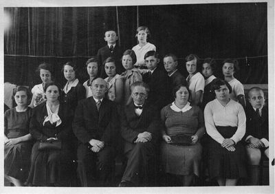 Tallinn - 1934.  Jewish school. ~ 1934.
Left to right. Standing: R. Kantor, H. Pozaiski,  ?, ?, ?, M. Grinstan, ?, ?, R. Mletschin, G. Schagal, ?
Sitting: ?, B. Schneeberg, ?, Sch. Tamarkin, F. Dubovski, Z. Passov, ?
At top: D. Goldmann, T. Jankelson
Additional names: G. Zalkind, I. Kats, R. Heimann, I. Schenderov, Z. Blechmann, G. Zimbalov
