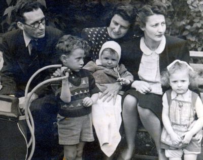 Trapido, Reichmann. ~1947. 
Left to right: Isi Reichmann (Raichmann), Grigori Trapido, Regina Trapido (Amitan) with Ilona Wolfson (Trapido),  Jenny Reichmann (Koslovski), ?
