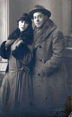 Leo Kanter with wife Mili (?)  in 1924 in Riga - to be married.
Who knows Milli's maiden name? Their destiny? Thanks
Keywords: [unknown]