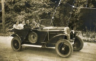 Jeremia Kahn aweel, Rosa Kahn (Itsikov) sitting at left. Children Jakob and Lia (?).
