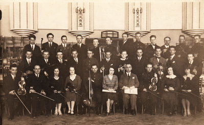 Tallinna konservatooriumi sümfooniaorkester 1930/31 õppeaastal. / The orchestra of the Talliinn conservatory in 1930/31.
Sitting in the middle: Eduard Klas-Glass (chello) and Anna Klas (Gurevitsch) (piano).
