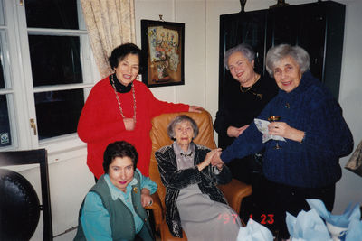 Visiting Anna Klas on her 85th birthday. 23.1.1997.
Left to right: Cilla Laud (Perlmann), Esther Hanson (Fira Klas), Anna Klas (Gurevitsch),  Rachel Randvee (Zivian), Eugenia Gurin-Loov
