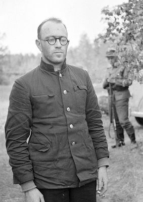 The Soviet paratrooper Viktor Feigin (1910-1941) after his capture by Finnish soldiers shortly before his death.
