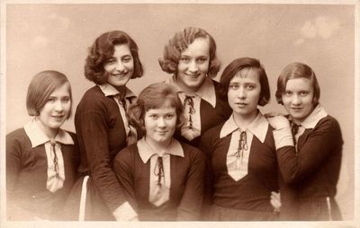 Kalev volleyball team. 1930.
Left to right:  H. Sadam, Sara Teitelbaum, Melita Suits, Hilda Palm (in the back row),  M. Pluss, M. Oravas
