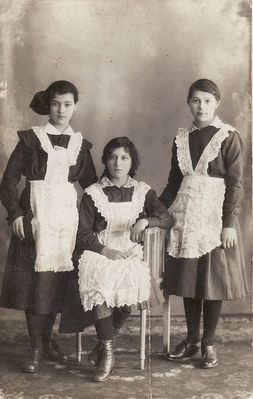 School girls. 1917. Tallinn
Left to right: Monna Ljubarov (Bovschover), Sara Tschernaja, Vera Ehrenstein (Strasch)
Keywords: [E] [S] [B] [T]