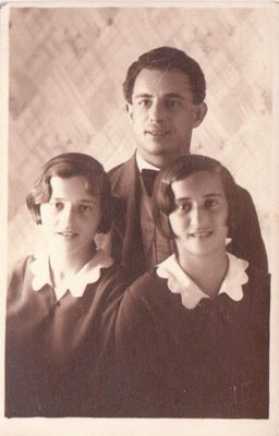 Dubrovkin family [img]http://muuseum.jewish.ee/md.gif[/img]
Picture from 1930s.
Left to right: Liebe Hene, Markus, Selde (may be vice versa). 
