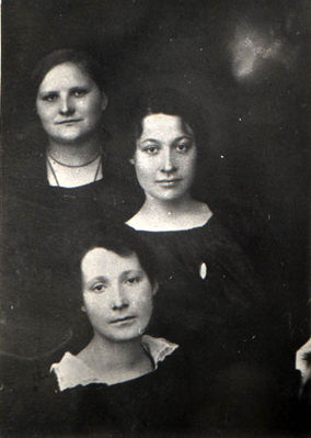 Kuschner sisters from Pärnu
nearest, Sofi Grodinski (Kuschner), Lea in center, maid.
