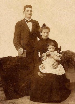 Aharon Hoff
Aaron, Mere & Batsheva (Selma) Hoff
Viljandi 1901
